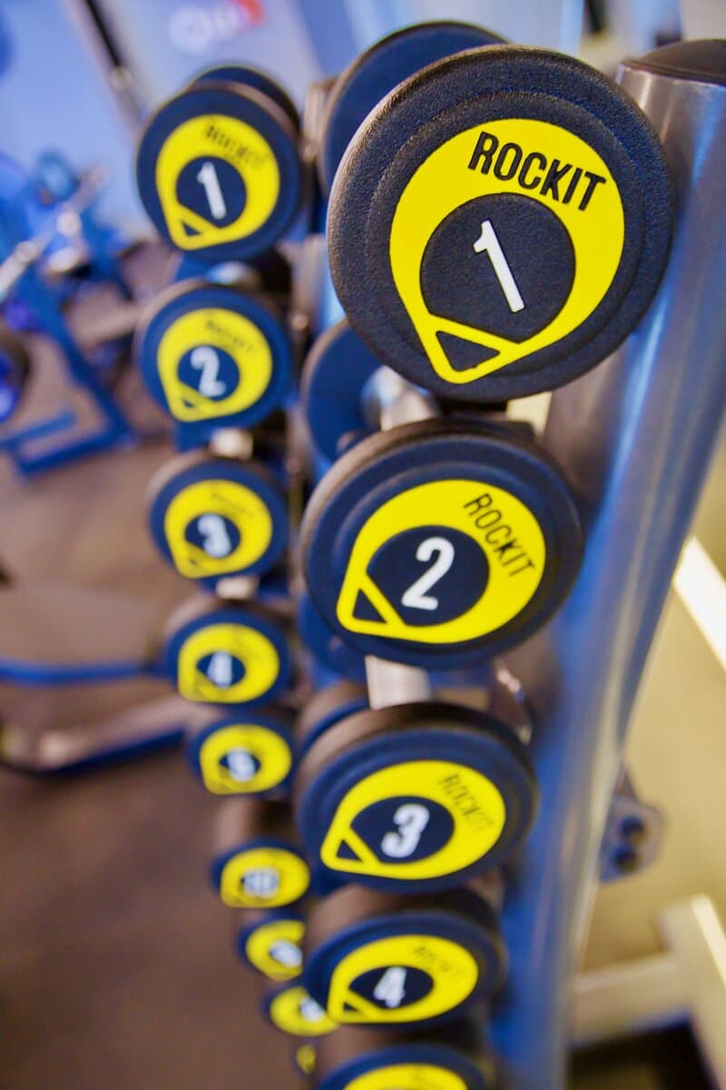 Área de halteres e pesos livres