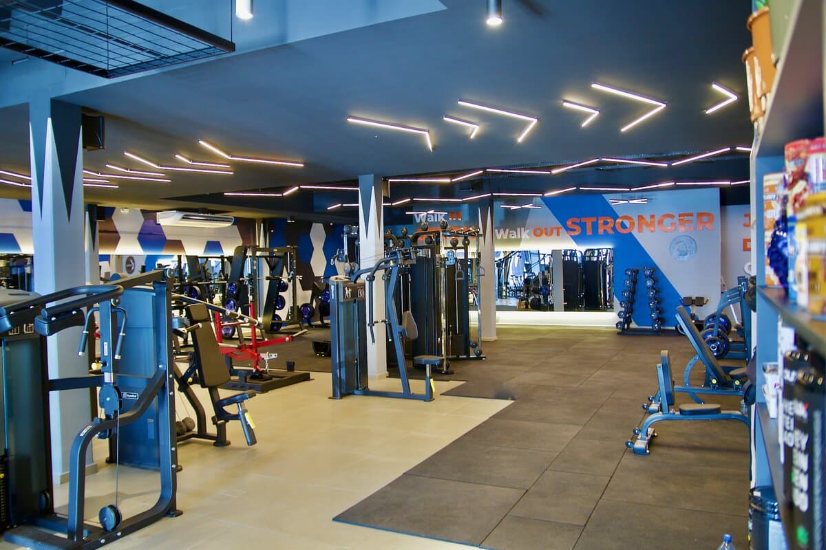 Sala principal de musculação equipada